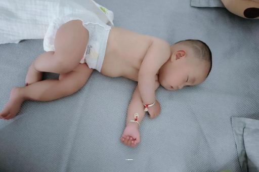 德宏3个月宝宝怎么抱